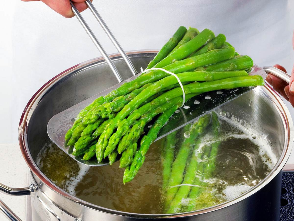 grüne spargel im wasser